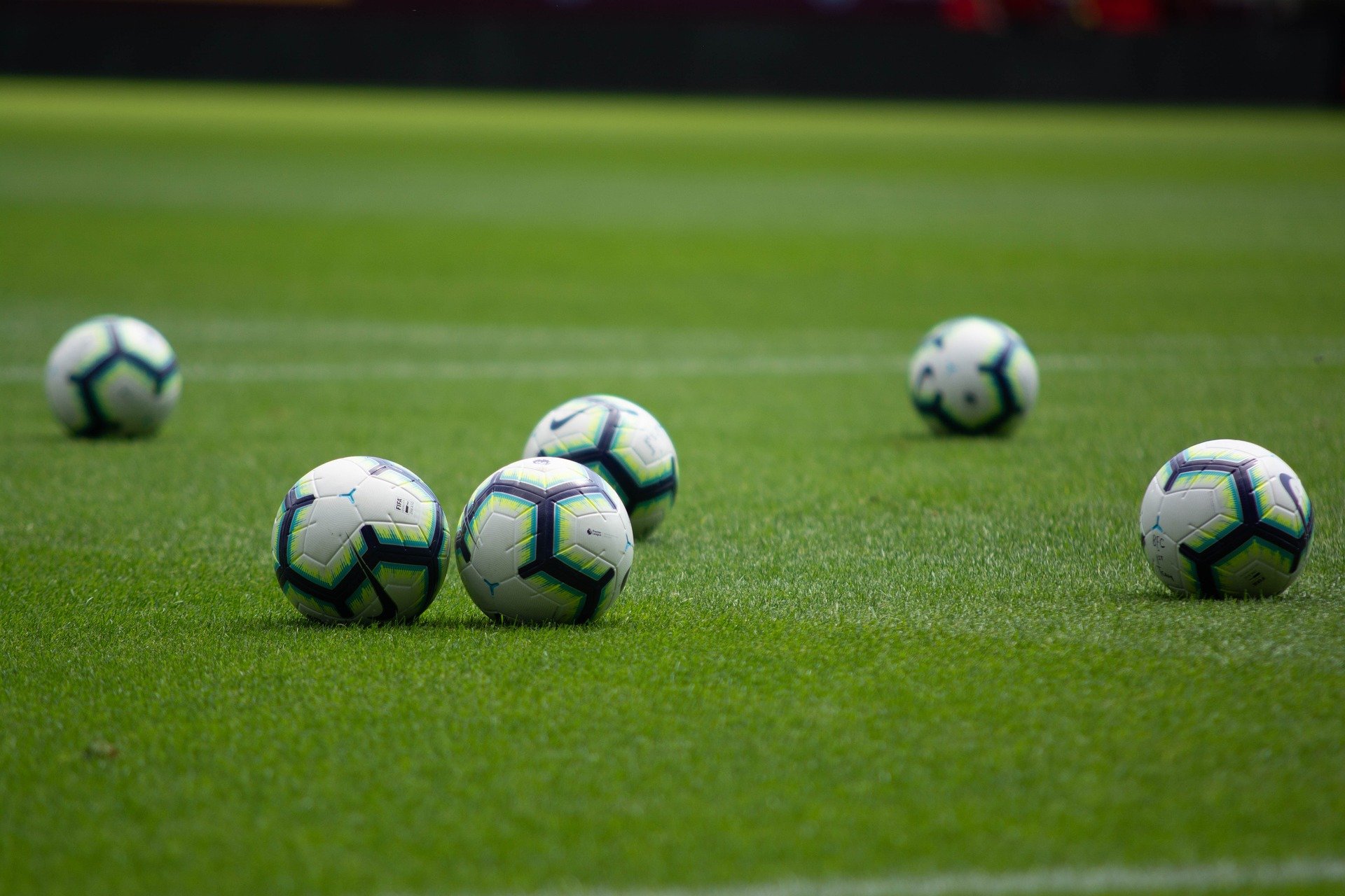 footballs-3597191_1920